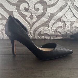 White House Black Market Ella Black Wavy Pump